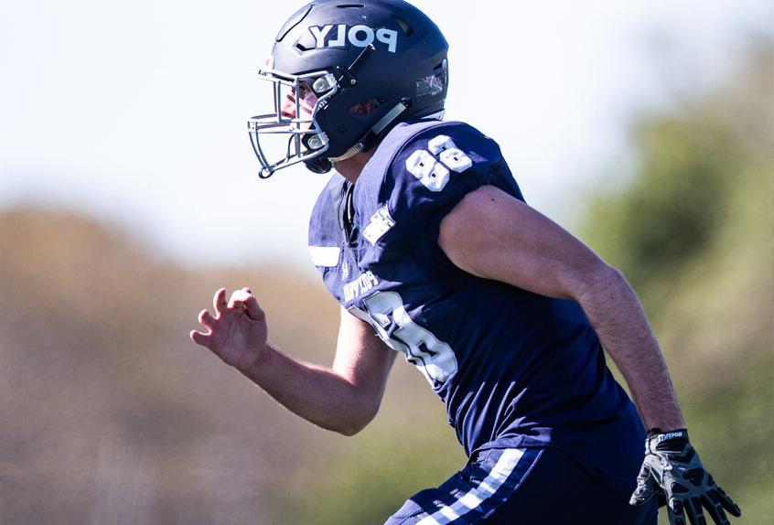 保利预科 大学运动代表队 Team football player running